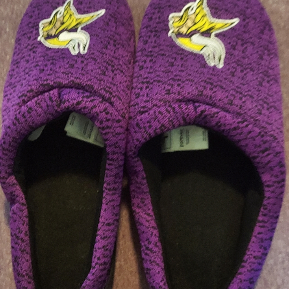 New, never worn. Purple Minnesota vikings slippers sz Large (11-12) SKOL